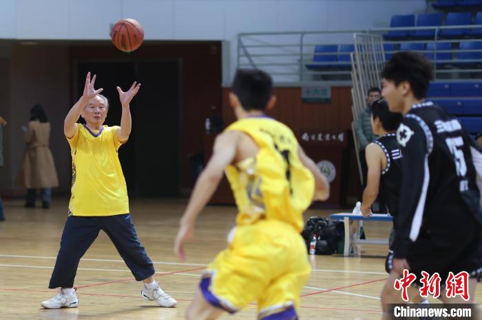 星辉登录：南京高校67岁院士以球授课聊科研话兴农