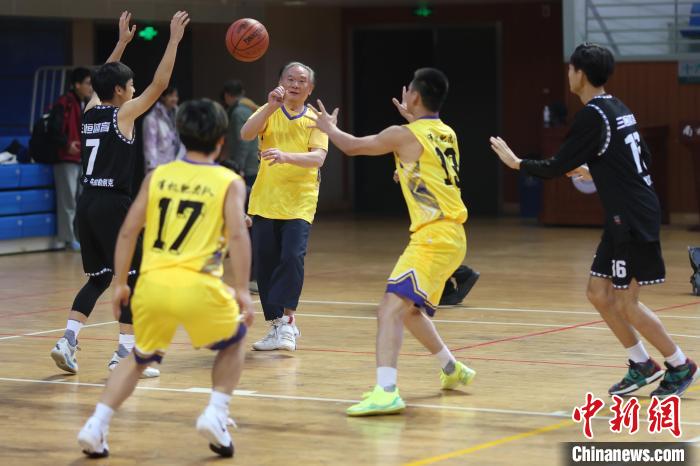 星辉登录：南京高校67岁院士以球授课聊科研话兴农